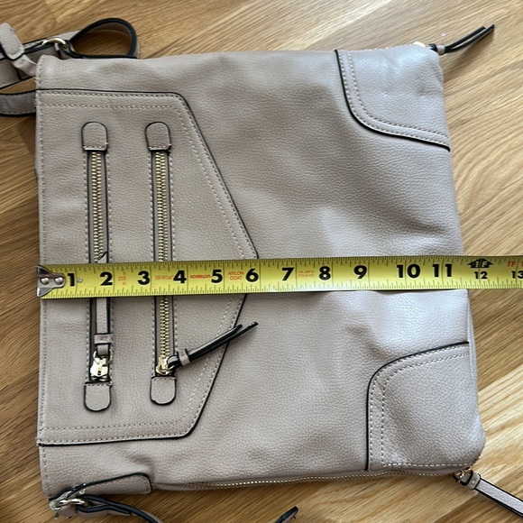 Apt 9 Crossbody Handbag. - Picture 7 of 8